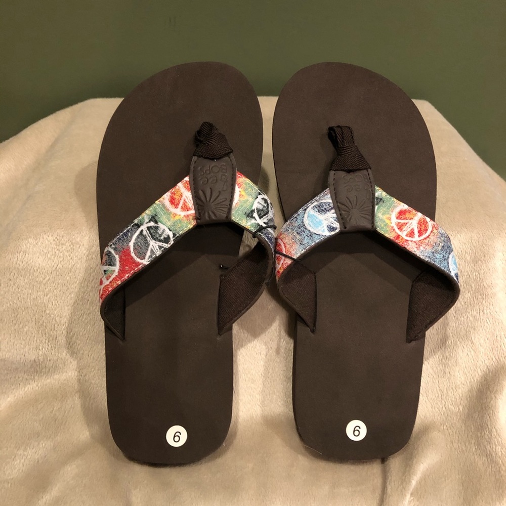 NWT Beehive Flip Flop Size 6